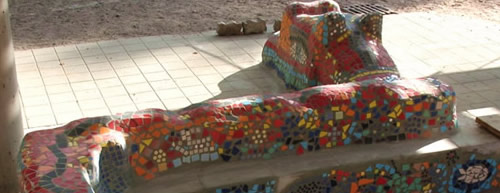 Lindwurm Skulptur+ Objekt fuer den Schulhof- Mosaik-Projekt zusammen mit den Schuelern